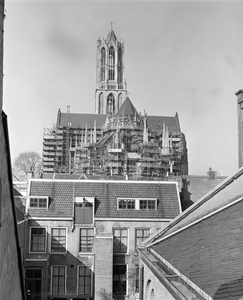 884855 Gezicht op de oostgevel van de Domkerk (Domplein) te Utrecht die in de steigers staat voor groot onderhoud, ...